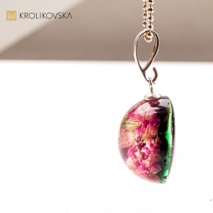 Elegancki naszyjnik z żywicy i srebra – prezent na okrągłe urodziny.