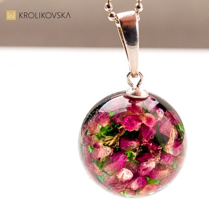 Elegancki naszyjnik z żywicy i srebra – prezent na okrągłe urodziny.