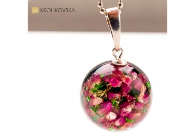 Elegancki naszyjnik z żywicy i srebra – prezent na okrągłe urodziny.