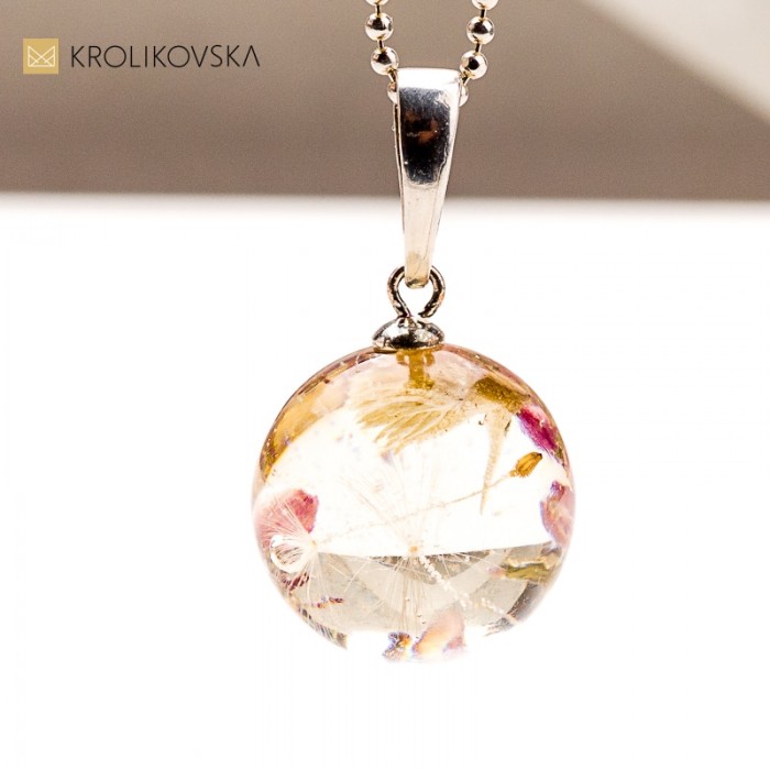 Naszyjnik handmade z żywicy i sercem – romantyczna biżuteria na Walentynki.