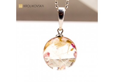 Naszyjnik handmade z żywicy i sercem – romantyczna biżuteria na Walentynki.