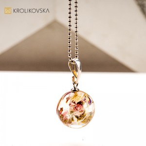 Naszyjnik handmade z żywicy i sercem – romantyczna biżuteria na Walentynki.