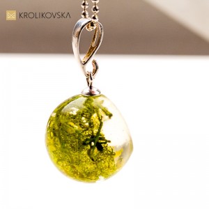 Naszyjnik handmade z żywicy – biżuteria artystyczna pod choinkę.