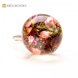 Pierścionek kwiatami – elegancki prezent dla mamy.