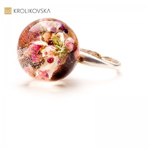 Pierścionek kwiatami – elegancki prezent dla mamy.