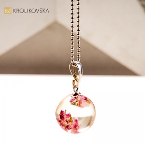 Komplet biżuterii z kwiatami w żywicy – elegancki prezent ślubny.