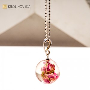 Komplet biżuterii z kwiatami w żywicy – elegancki prezent ślubny.
