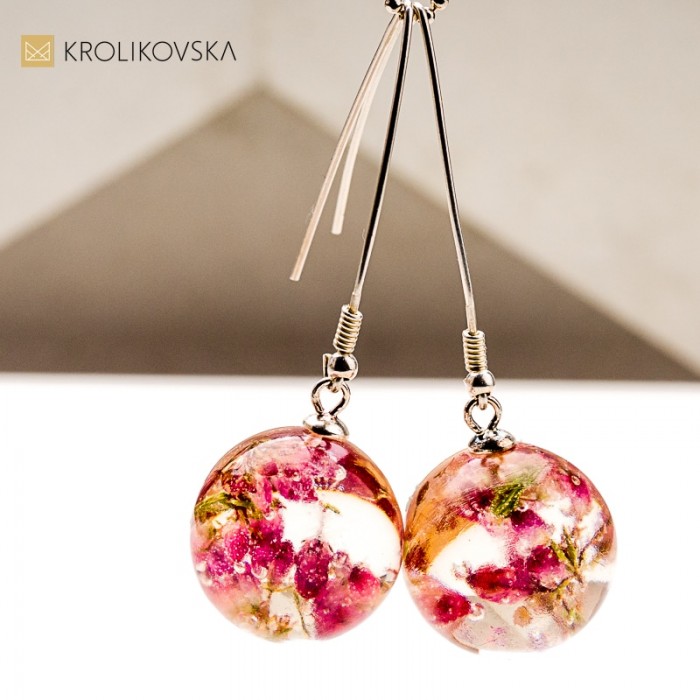 Kolczyki z żywicy z kwiatami – wyjątkowy prezent na 18. urodziny