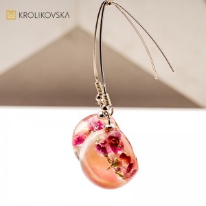 Kolczyki z żywicy z kwiatami – wyjątkowy prezent na 18. urodziny