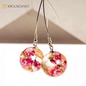 Kolczyki z żywicy z kwiatami – wyjątkowy prezent na 18. urodziny