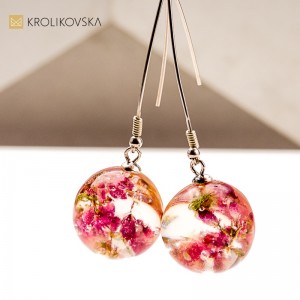 Kolczyki z żywicy z kwiatami – wyjątkowy prezent na 18. urodziny