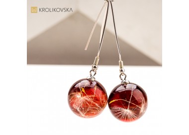 Delikatne kolczyki z żywicy z kwiatem – biżuteria na 40. urodziny