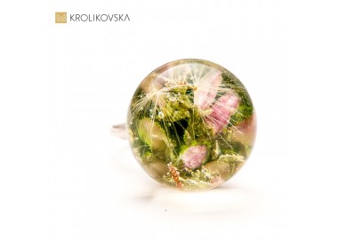 Pierścionek zielony z żywicy z wrzosem – ozdoba w jesiennym klimacie