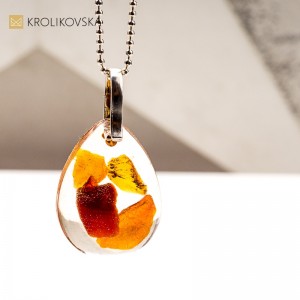 Naszyjnik artystyczny z żywicy i bursztynów.