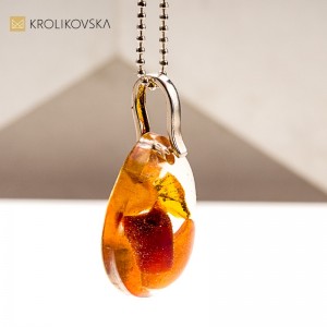 Naszyjnik artystyczny z żywicy i bursztynów.1