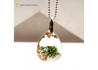 Naszyjnik artystyczny z żywicy, mchu i kwiatów wrzosu.