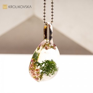 Naszyjnik artystyczny z żywicy, mchu i kwiatów wrzosu.