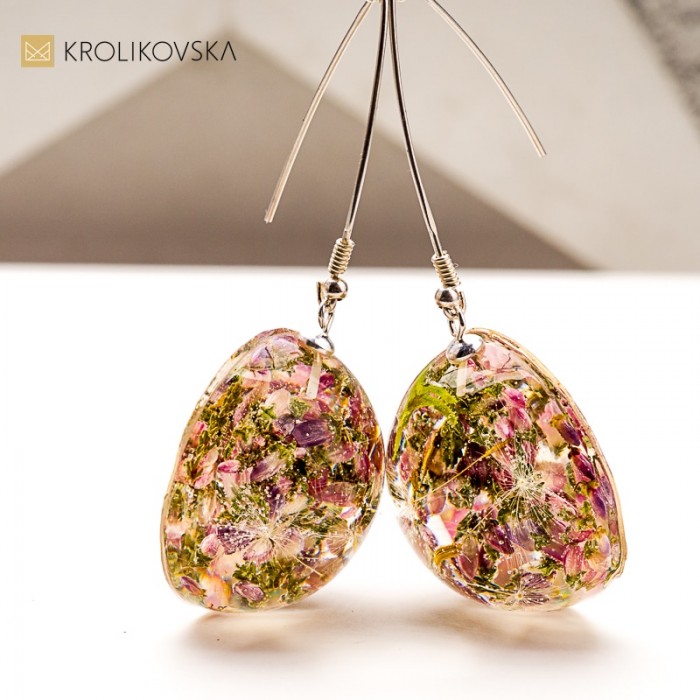 Kolczyki artystyczne z żywicy i kwiatów wrzosu.