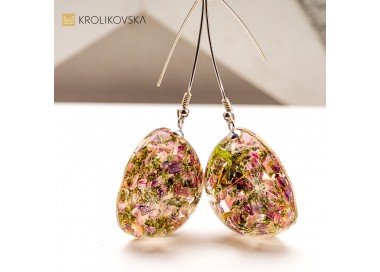 Kolczyki artystyczne z żywicy i kwiatów wrzosu.