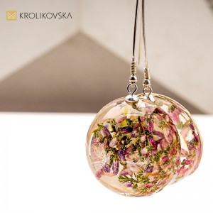 Kolczyki artystyczne z żywicy i kwiatów wrzosu.