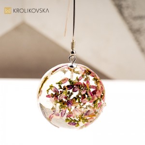 Kolczyki artystyczne z żywicy i kwiatów wrzosu.