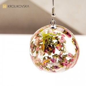 Kolczyki artystyczne z żywicy i kwiatów wrzosu.