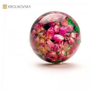 Pierścionek z żywicy z bławatkiem – romantyczna biżuteria botaniczna