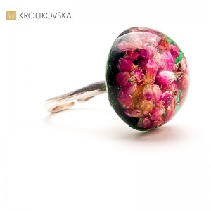Pierścionek z żywicy z bławatkiem – romantyczna biżuteria botaniczna