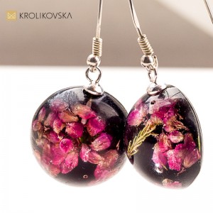 Kolczyki z żywicy z wrzosem – unikatowa ozdoba na co dzień