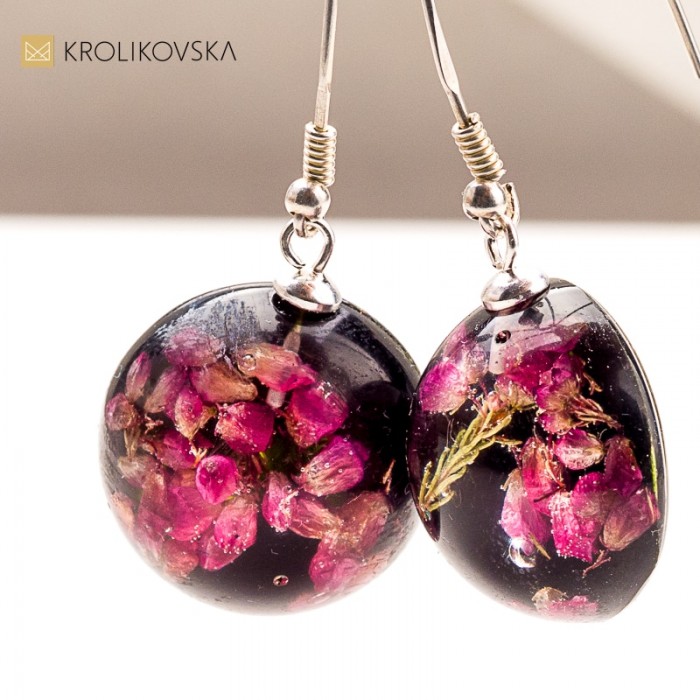 Kolczyki z żywicy z wrzosem – unikatowa ozdoba na co dzień. Kolczyki z żywicy z wrzosem – unikatowa ozdoba na co dzień.