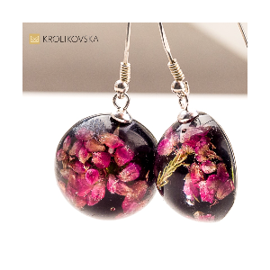 Kolczyki z żywicy z wrzosem – unikatowa ozdoba na co dzień. Kolczyki z żywicy z wrzosem – unikatowa ozdoba na co dzień.