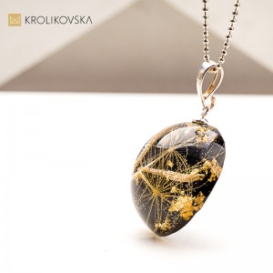 Naszyjnik z żywicy z polnym dmuchawcem – wyjątkowy prezent na rocznicę1