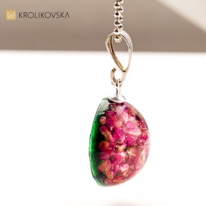 Naszyjnik z żywicy z leśnym wrzosem – biżuteria w stylu boho.