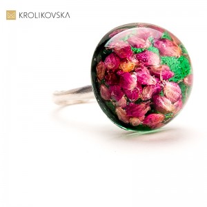 Ręcznie wykonana biżuteria z żywicy – dla miłośniczek natury i designu.