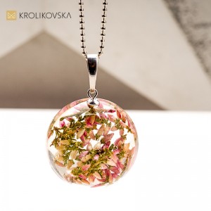 Naturalna biżuteria z kwiatami – subtelność i elegancja w jednym.