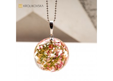 Naturalna biżuteria z kwiatami – subtelność i elegancja w jednym.