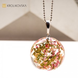 Naturalna biżuteria z kwiatami – subtelność i elegancja w jednym.