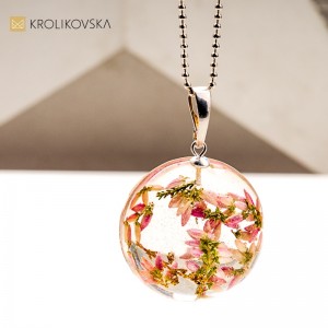 Biżuteria artystyczna z żywicy – unikatowy dodatek dla kobiety z klasą.1