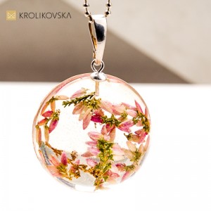 Biżuteria artystyczna z żywicy – unikatowy dodatek dla kobiety z klasą.