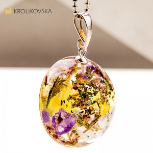 Delikatna biżuteria handmade z zatopionymi roślinami.