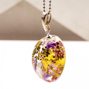 Delikatna biżuteria handmade z zatopionymi roślinami.