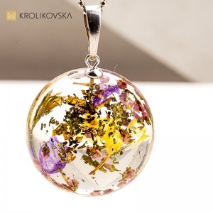 Delikatna biżuteria handmade z zatopionymi roślinami.