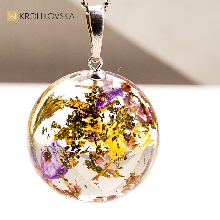 Delikatna biżuteria handmade z zatopionymi roślinami.