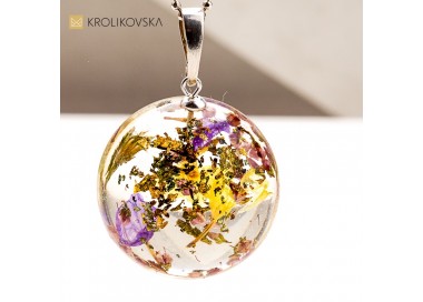 Delikatna biżuteria handmade z zatopionymi roślinami.