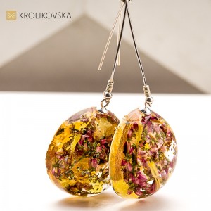 Biżuteria z żywicy z kwiatami – wyjątkowe połączenie natury i sztuki.