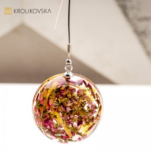 Biżuteria z żywicy z kwiatami – wyjątkowe połączenie natury i sztuki.
