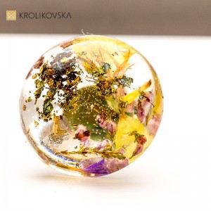 Biżuteria z żywicy handmade – unikalny prezent dla niej.