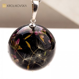 Ręcznie robiona biżuteria z żywicy – jedyna w swoim rodzaju.