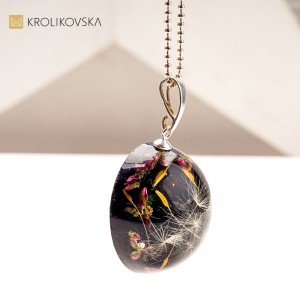 Ręcznie robiona biżuteria z żywicy – jedyna w swoim rodzaju.1