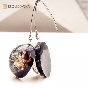 Naturalna biżuteria z żywicy – wyjątkowy akcent w Twoim stylu.